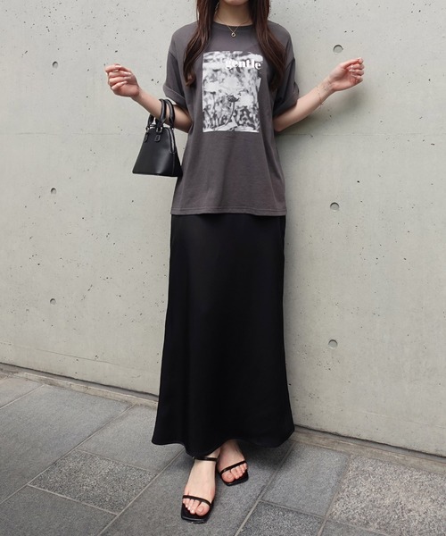 SOELA(ソエラ)の「フラワーフォトTシャツ(Tシャツ/カットソー・レディース・オフホワイト/ブラック/チャコールグレー・FREE)」の10枚目の写真