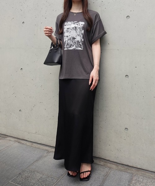 SOELA(ソエラ)の「フラワーフォトTシャツ(Tシャツ/カットソー・レディース・オフホワイト/ブラック/チャコールグレー・FREE)」の11枚目の写真