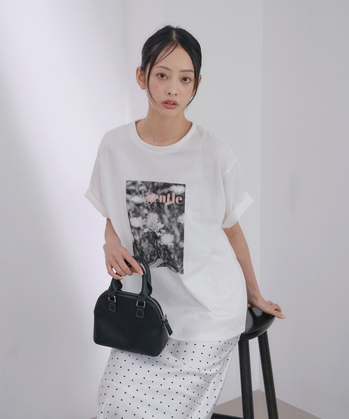 SOELA(ソエラ)の「フラワーフォトTシャツ(Tシャツ/カットソー・レディース・オフホワイト/ブラック/チャコールグレー・FREE)」の21枚目の写真