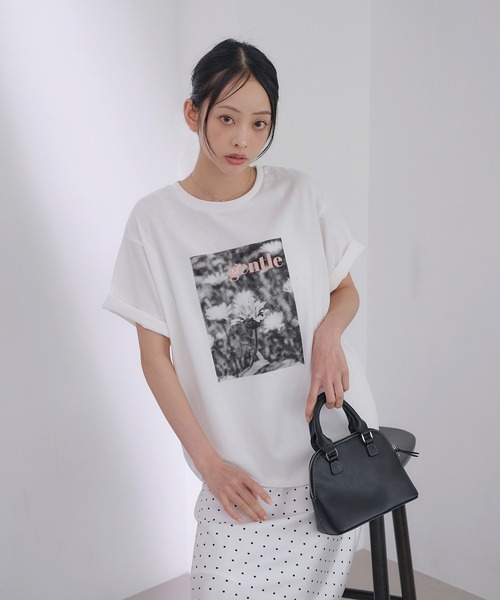 SOELA(ソエラ)の「フラワーフォトTシャツ(Tシャツ/カットソー・レディース・オフホワイト/ブラック/チャコールグレー・FREE)」の22枚目の写真