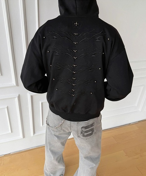 Ressaca(レサーカ)の「スタッズ付きバック刺繍スウェットパーカー(パーカー・メンズ・ブラック/グレー・M/L)」の1枚目の写真