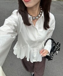 星ボタンウェーブフリルヘムシャツ