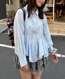 星ボタンウェーブフリルヘムシャツ