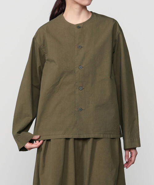 ORCIVAL(オーシバル)の「ORCIVAL | コットンツイル ノーカラー シャツ WOMEN(シャツ/ブラウス・レディース・ブラック/ブラウン系その他・1)」の2枚目の写真