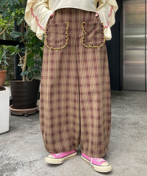 HELLO.SANFRANCISCO(ハローサンフランシスコ)の「【HELLO.SANFRANCISCO/ハローサンフランシスコ】チェック柄フリルポケットボリュームパンツ(その他パンツ・レディース・ブラウン/ブルー/オレンジ・MEDIUM/SMALL)」の4枚目の写真