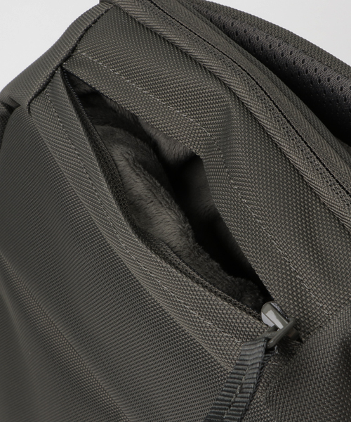 incase（インケース）の「INCO100279-ANT ICON Lite Pack（ショルダーバッグ・メンズ・ダークグレー・ONE SIZE）」の8枚目の写真