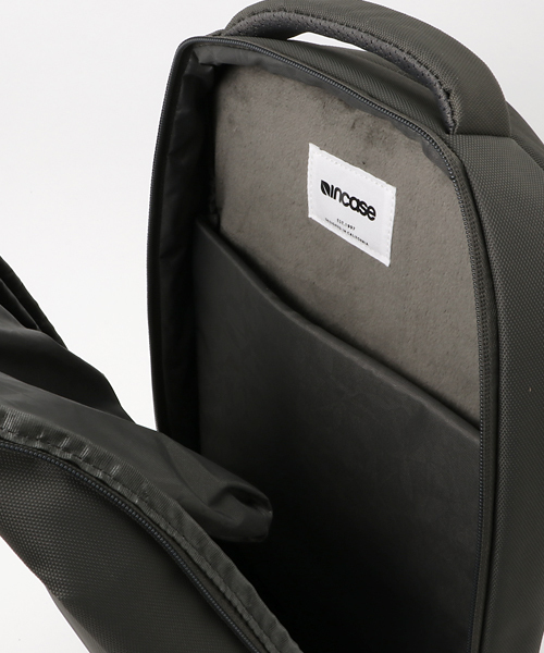 incase（インケース）の「INCO100279-ANT ICON Lite Pack（ショルダーバッグ・メンズ・ダークグレー・ONE SIZE）」の9枚目の写真