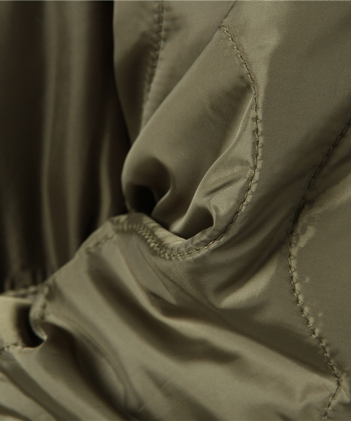 Re:EDIT（リエディ）の「キルティングノーカラージャケット（ダウンジャケット/コート・レディース・ブラック/カーキ・MEDIUM）」の6枚目の写真