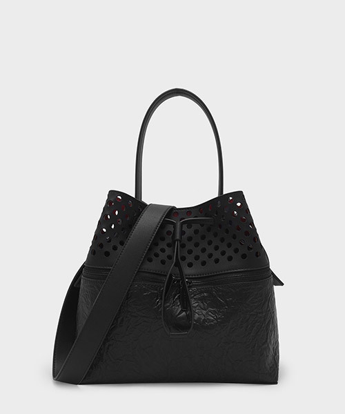 CHARLES & KEITH（チャールズ & キース）の「パーフォレーテッドドローストリングハンドバッグ/PERFORATED DRAWSTRING HANDBAG（ハンドバッグ・レディース・ブラック/レッド・L）」の2枚目の写真