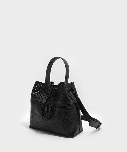 CHARLES & KEITH（チャールズ & キース）の「パーフォレーテッドドローストリングハンドバッグ/PERFORATED DRAWSTRING HANDBAG（ハンドバッグ・レディース・ブラック/レッド・L）」の10枚目の写真