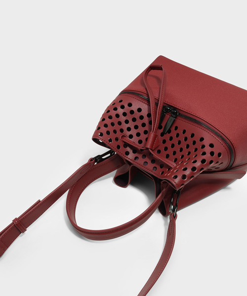 CHARLES & KEITH（チャールズ & キース）の「パーフォレーテッドドローストリングハンドバッグ/PERFORATED DRAWSTRING HANDBAG（ハンドバッグ・レディース・ブラック/レッド・L）」の3枚目の写真