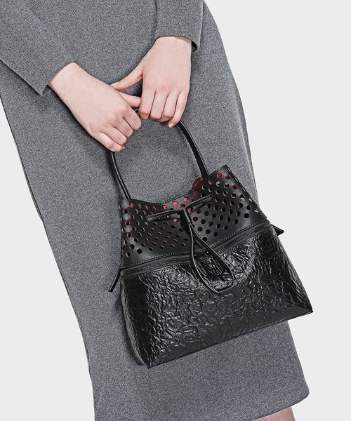 CHARLES & KEITH（チャールズ & キース）の「パーフォレーテッドドローストリングハンドバッグ/PERFORATED DRAWSTRING HANDBAG（ハンドバッグ・レディース・ブラック/レッド・L）」の8枚目の写真