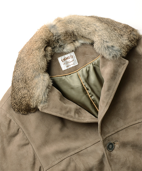 BRILLA per il gusto（ブリッラペルイルグースト）の「□EMMETI / “別注”ゴートスエード シングルトレンチコート（トレンチコート・メンズ・グレイッシュベージュ/ライトブラウン・44/46/48/50）」の3枚目の写真