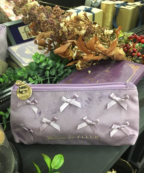 Maison de FLEUR(メゾンドフルール)の「ベロアリボンペンケース(ポーチ・レディース・ネイビー/ライラック/レッド系その他/その他9・FREE)」の2枚目の写真