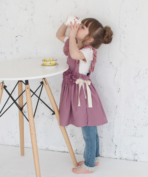 Rora（ローラ）の「コジー エプロン ドレス(2color)（エプロン・キッズ・ベージュ/ラベンダー・S/M）」の2枚目の写真