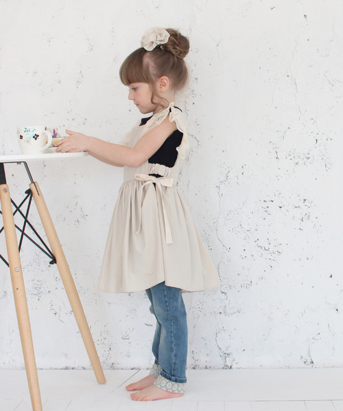 Rora（ローラ）の「コジー エプロン ドレス(2color)（エプロン・キッズ・ベージュ/ラベンダー・S/M）」の7枚目の写真