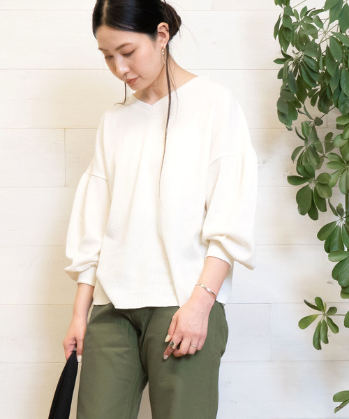 B.I.D.（ビーアイディー）の「bid/ Vネックボリュームプルオーバー（Tシャツ/カットソー・レディース・グレー/オフホワイト/カーキ/ピンク・FREE）」の14枚目の写真