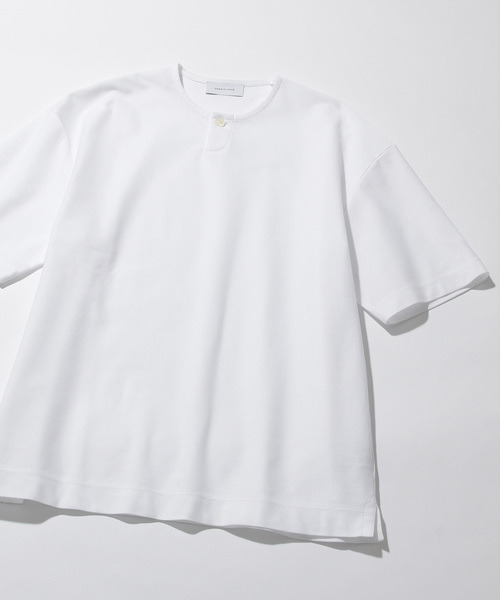 ADAM ET ROPE'(アダムエロペ)の「デラヴェゴールドツイル ヘンリーネックT(Tシャツ/カットソー・メンズ・ホワイト/チャコールグレー/ネイビー・M/L)」の1枚目の写真