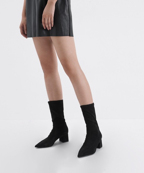 CHARLES & KEITH（チャールズ & キース）の「テクスチャード ポインテッドトゥヒールカーフブーツ / Textured Pointed Toe Heeled Calf Boots（ブーツ・レディース・ブラック/ブラウン・22.5cm/23cm/23.5cm/24.5cm/25cm/25.5cm）」の7枚目の写真