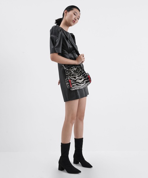 CHARLES & KEITH（チャールズ & キース）の「テクスチャード ポインテッドトゥヒールカーフブーツ / Textured Pointed Toe Heeled Calf Boots（ブーツ・レディース・ブラック/ブラウン・22.5cm/23cm/23.5cm/24.5cm/25cm/25.5cm）」の5枚目の写真