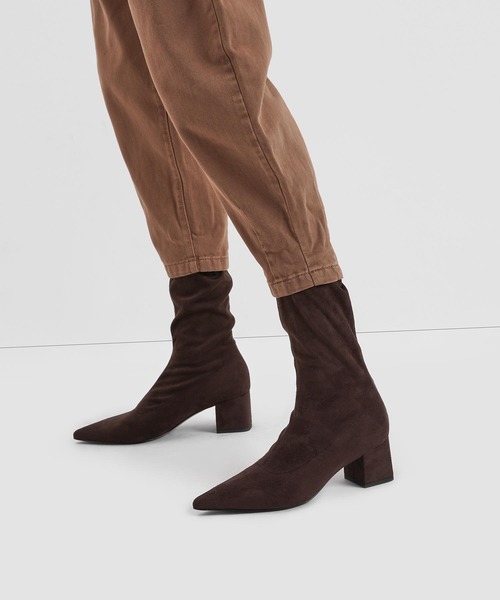 CHARLES & KEITH（チャールズ & キース）の「テクスチャード ポインテッドトゥヒールカーフブーツ / Textured Pointed Toe Heeled Calf Boots（ブーツ・レディース・ブラック/ブラウン・22.5cm/23cm/23.5cm/24.5cm/25cm/25.5cm）」の12枚目の写真