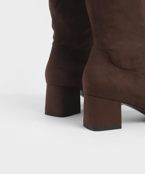 CHARLES & KEITH（チャールズ & キース）の「テクスチャード ポインテッドトゥヒールカーフブーツ / Textured Pointed Toe Heeled Calf Boots（ブーツ・レディース・ブラック/ブラウン・22.5cm/23cm/23.5cm/24.5cm/25cm/25.5cm）」の11枚目の写真