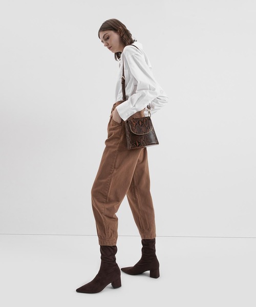 CHARLES & KEITH（チャールズ & キース）の「テクスチャード ポインテッドトゥヒールカーフブーツ / Textured Pointed Toe Heeled Calf Boots（ブーツ・レディース・ブラック/ブラウン・22.5cm/23cm/23.5cm/24.5cm/25cm/25.5cm）」の4枚目の写真