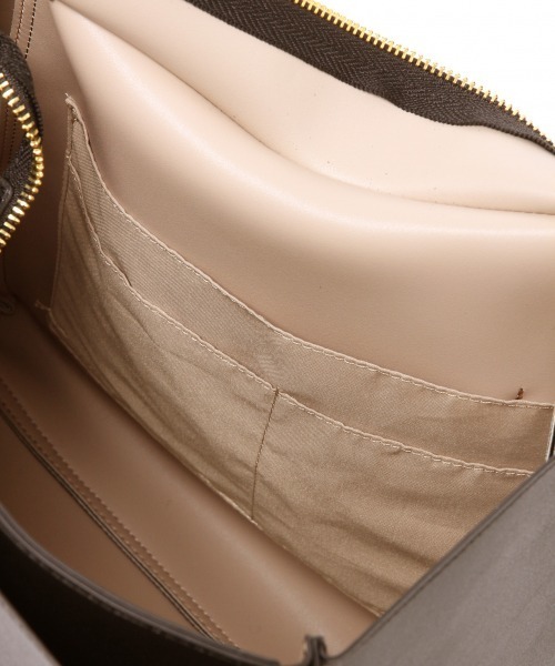 GLOBAL WORK（グローバルワーク）の「10ポケ肩掛けA4トート/861838（トートバッグ・レディース・ブラウン/ベージュ/オフホワイト/ブラック・FREE）」の10枚目の写真