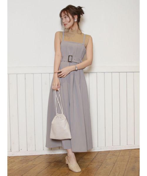 dazzlin（ダズリン）の「バックベルトデザインキャミワンピース（ワンピース・レディース・ベージュ/グレー/オフホワイト/インディゴブルー・SMALL/MEDIUM）」の10枚目の写真