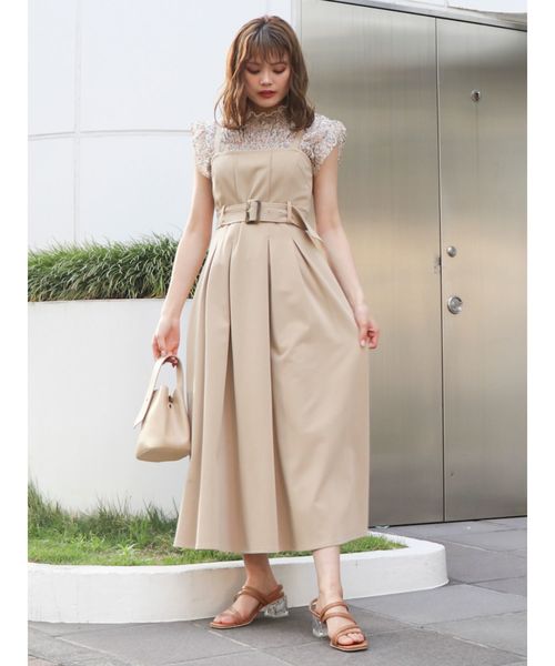 dazzlin（ダズリン）の「バックベルトデザインキャミワンピース（ワンピース・レディース・ベージュ/グレー/オフホワイト/インディゴブルー・SMALL/MEDIUM）」の8枚目の写真