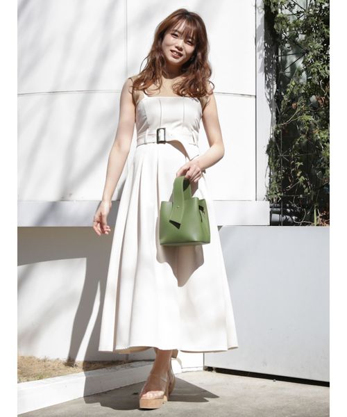 dazzlin（ダズリン）の「バックベルトデザインキャミワンピース（ワンピース・レディース・ベージュ/グレー/オフホワイト/インディゴブルー・SMALL/MEDIUM）」の7枚目の写真