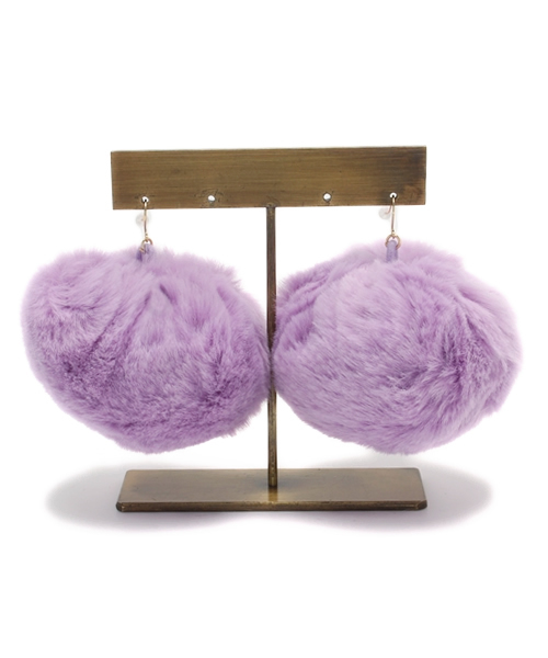 WEGO(ウィゴー)の「WEGO/ビッグファーピアス(ピアス(両耳用)・レディース・ホワイト/ブラック/サックスブルー/パープル/ピンク・FREE)」の5枚目の写真