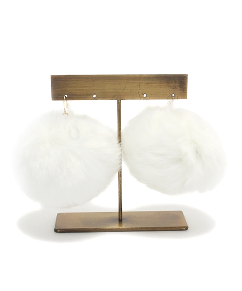 WEGO(ウィゴー)の「WEGO/ビッグファーピアス(ピアス(両耳用)・レディース・ホワイト/ブラック/サックスブルー/パープル/ピンク・FREE)」の2枚目の写真