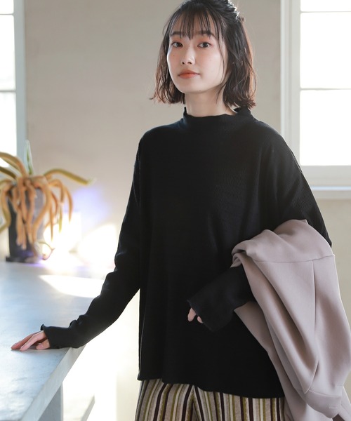 LAKOLE（ラコレ）の「ランダムプリーツハイネックプルオーバー / LAKOLE（Tシャツ/カットソー・レディース・桜/ブラウン系その他/ブラック/オフホワイト・MEDIUM/SMALL）」の4枚目の写真