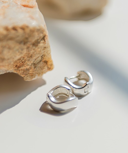 UNE MANSION（ユヌマンション）の「ウェーブピアス（ピアス（両耳用）・レディース・シルバー/ゴールド・ONE SIZE）」の2枚目の写真