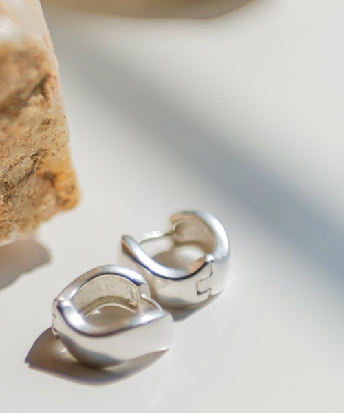 UNE MANSION（ユヌマンション）の「ウェーブピアス（ピアス（両耳用）・レディース・シルバー/ゴールド・ONE SIZE）」の3枚目の写真