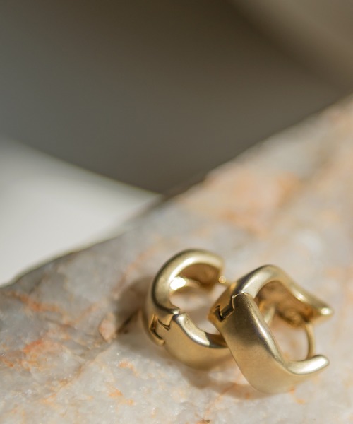 UNE MANSION（ユヌマンション）の「ウェーブピアス（ピアス（両耳用）・レディース・シルバー/ゴールド・ONE SIZE）」の8枚目の写真