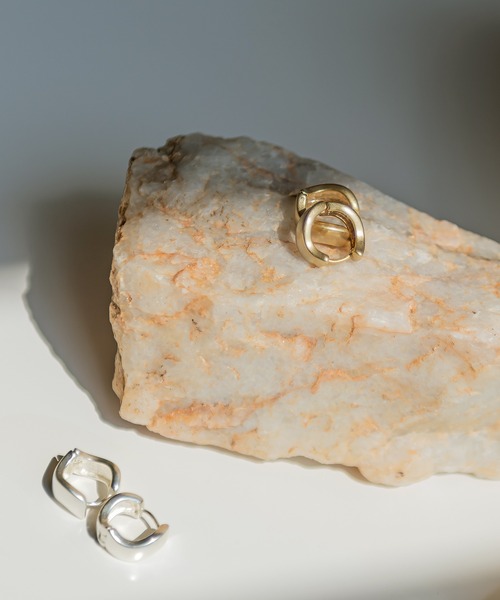 UNE MANSION（ユヌマンション）の「ウェーブピアス（ピアス（両耳用）・レディース・シルバー/ゴールド・ONE SIZE）」の13枚目の写真