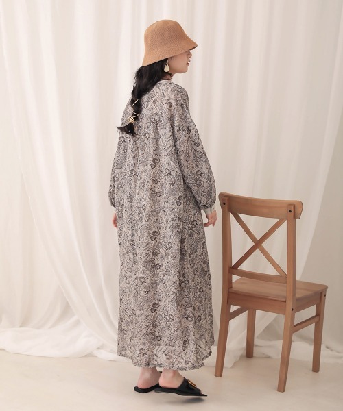 Bab(バブ)の「【WEB限定】ペイズリープリントロングワンピース(ワンピース・レディース・チャコールグレー/ベージュ・38)」の7枚目の写真