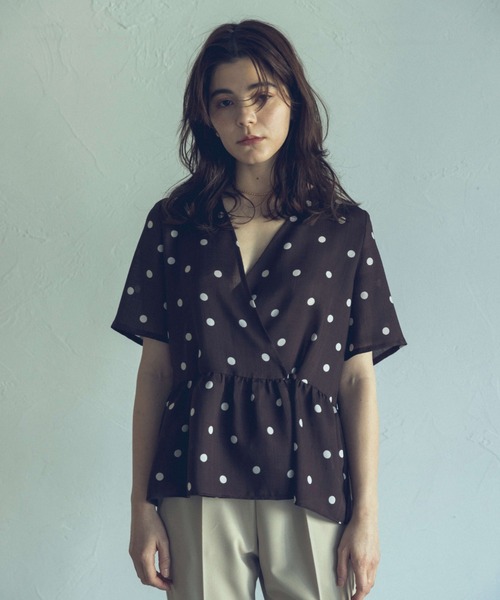 kaene（カエン）の「ドットプリントカシュクールブラウス（シャツ/ブラウス・レディース・ブラック/ブラウン・FREE）」の2枚目の写真