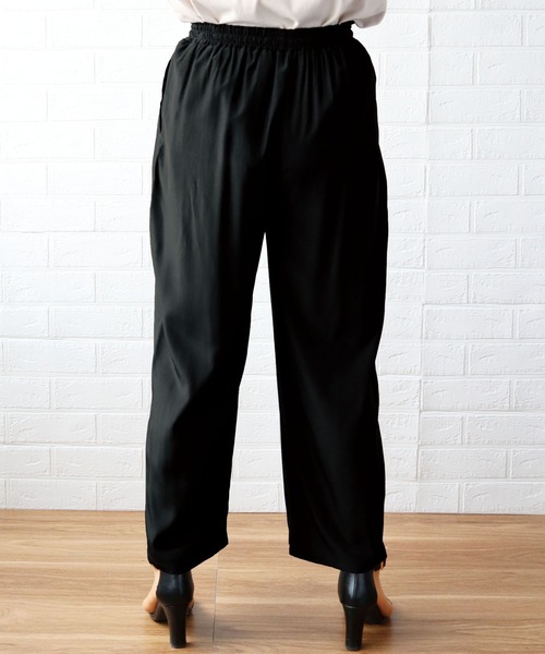BELLUNA PLUS(ベルーナ)の「シルキーサテン素材ゆるテーパードパンツ(その他パンツ・レディース・ブラック/ターコイズブルー/モカ/テラコッタ・SMALL/MEDIUM/LARGE/X-LARGE)」の7枚目の写真
