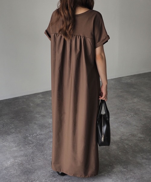 Riberry（リベリー）の「バック切替ワンピース（ワンピース・レディース・ブラック/ベージュ/ブラウン/オフホワイト/キャメル・MEDIUM）」の4枚目の写真