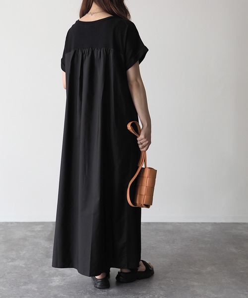 Riberry（リベリー）の「バック切替ワンピース（ワンピース・レディース・ブラック/ベージュ/ブラウン/オフホワイト/キャメル・MEDIUM）」の3枚目の写真