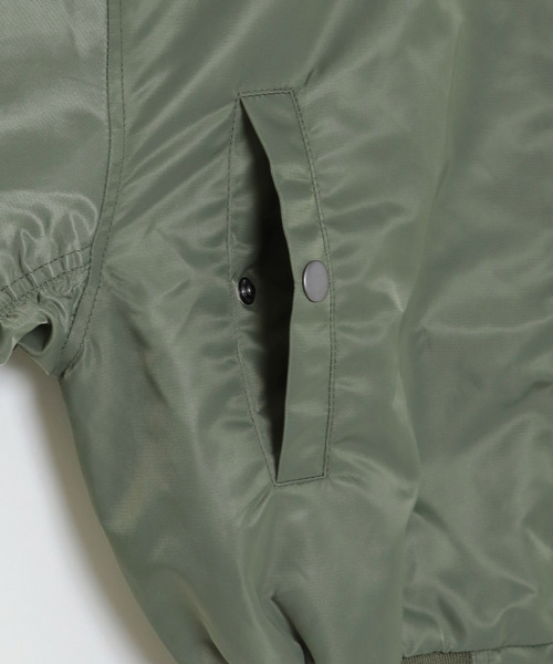 VENCEEXCHANGE（ヴァンスエクスチェンジ）の「ボリューム袖ギャザーショート丈MA－1ブルゾン（MA-1・レディース・ブラック/オリーブ・M）」の5枚目の写真