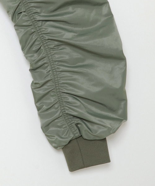 VENCEEXCHANGE（ヴァンスエクスチェンジ）の「ボリューム袖ギャザーショート丈MA－1ブルゾン（MA-1・レディース・ブラック/オリーブ・M）」の11枚目の写真