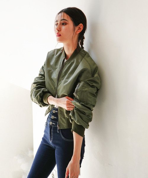 VENCEEXCHANGE（ヴァンスエクスチェンジ）の「ボリューム袖ギャザーショート丈MA－1ブルゾン（MA-1・レディース・ブラック/オリーブ・M）」の6枚目の写真