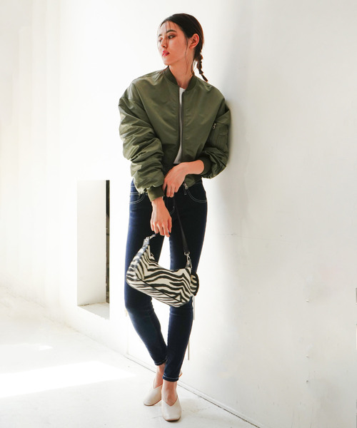 VENCEEXCHANGE（ヴァンスエクスチェンジ）の「ボリューム袖ギャザーショート丈MA－1ブルゾン（MA-1・レディース・ブラック/オリーブ・M）」の9枚目の写真