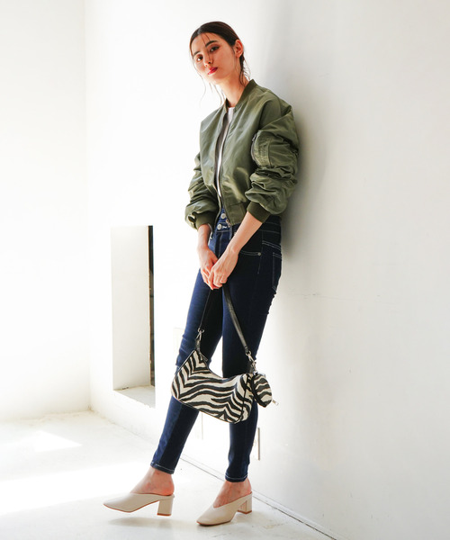 VENCEEXCHANGE（ヴァンスエクスチェンジ）の「ボリューム袖ギャザーショート丈MA－1ブルゾン（MA-1・レディース・ブラック/オリーブ・M）」の7枚目の写真