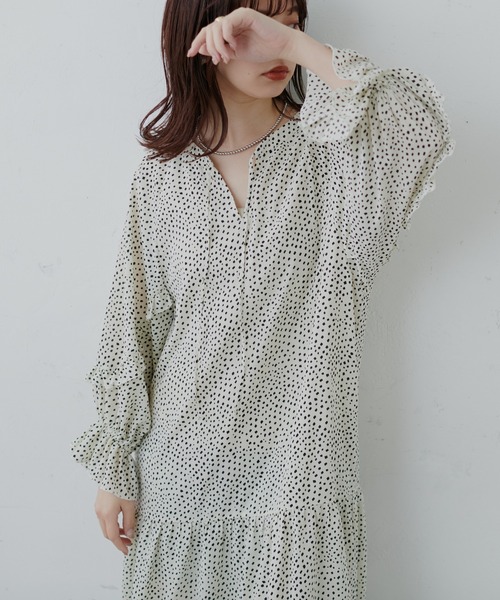 natural couture(ナチュラルクチュール)の「【WEB限定】1枚で決まる袖ミニフリルティアードワンピース(ワンピース・レディース・ブラック/オフホワイト/イエロー/その他1/その他2・FREE)」の4枚目の写真