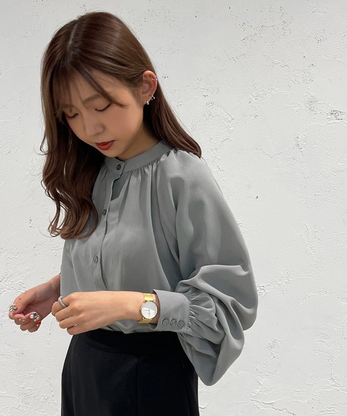apres jour mignon（アプレジュールミニョン）の「ギャザーバンドカラーシャツ【ZOZOTOWN限定アイテム】（シャツ/ブラウス・レディース・オフホワイト/ブルー系その他/ブラック・X-LARGE/フリー）」の3枚目の写真